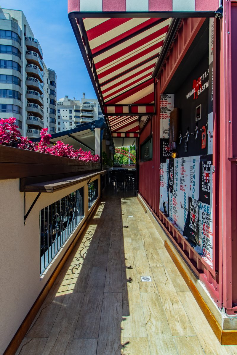 Na varanda, toldo da M. Decor e piso em porcelanato que imita madeira (Pastilhart)