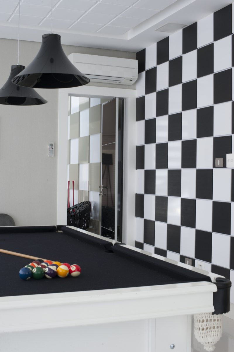 O jogo de cores (preto e branco) e a parede xadrez trazem um pouco da personalidade hipster ao ambiente, que chama a atenção pelas escolhas inusitadas e diferentes, típicas do estilo 