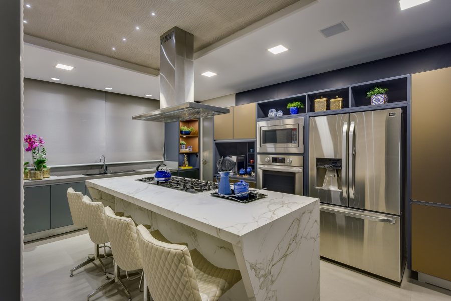 Cozinha e espaço gourmet com cores que fogem do padrão
