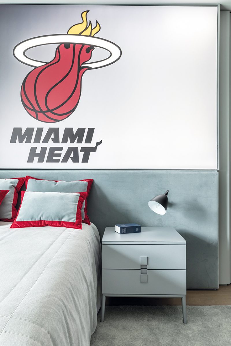 Na suíte do menino, painel iluminado com a marca do time americano de basquete Miami Heat