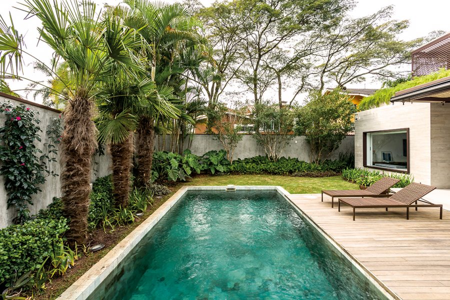 O paisagismo assinado por Marcelo Bellotto compõe com a nova implantação da piscina, revestida em pedra natural Green Bali