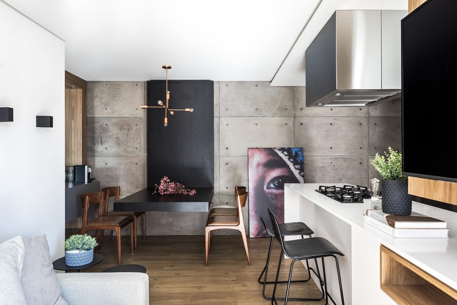 Neste apartamento de 72 m², a parede que dividia a cozinha e sala de jantar foi abaixo, facilitando a circulação e trazendo maior amplitude