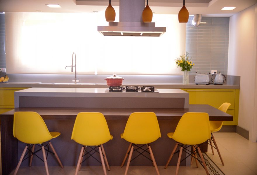 Para as cadeiras e bancada, foi escolhido de novo a cor amarela, preferida da cliente, que destaca os melhores pontos deste espaço.