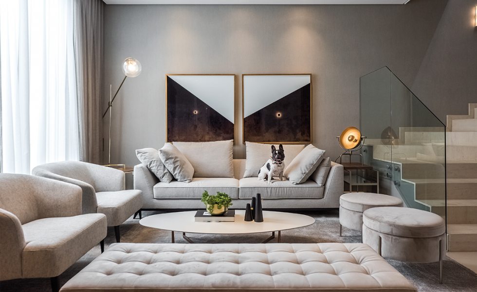 O living recebeu sofá, mesas de centro e laterais, banquetas, cortinas e luminária todos garimpados na Villa Batel
