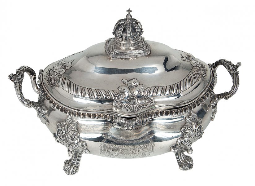 Sopeira em exibição na III Mostra de Arte, Antiguidades e Joalheria, promovida pelo Círculo dos Antiquários do Brasil, no Hotel Renaissance. Foto Paulo Ferreira da Silva.