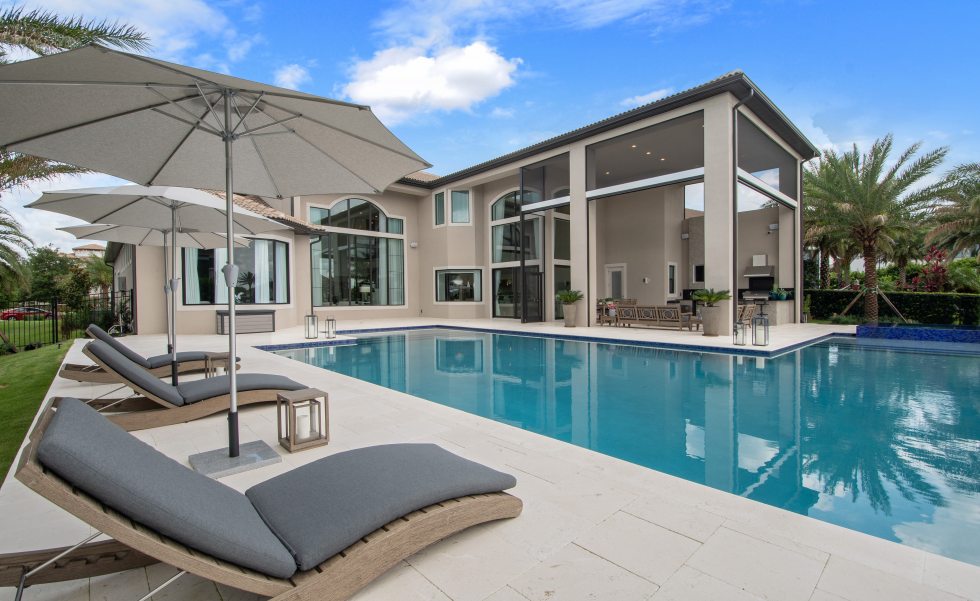 A área da piscina possui deck em limestone e piscina com acabamento Aqua Pearl, em quartz, como acabamento e pastilha de vidro Iride Scente Cobalt Ocean. Os móveis da área externa são da Restoration Hardware. A área da piscina possui deck em limestone e piscina com acabamento Aqua Pearl, em quartz, como acabamento e pastilha de vidro Iride Scente Cobalt Ocean. Os móveis da área externa são da Restoration Hardware.