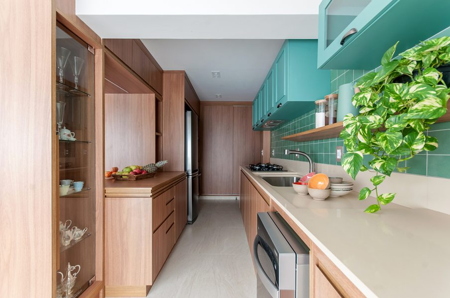   Integrada aos ambientes de forma curiosa, a cozinha ganhou visibilidade ao longo da reforma
