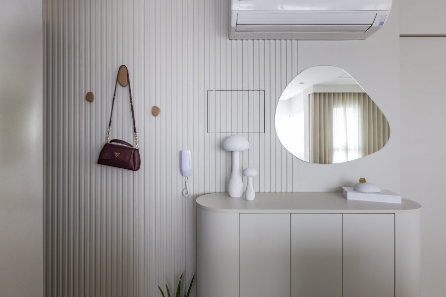 O branco aqui &eacute; protagonista e acompanha o ritmo do painel, m&oacute;vel e dec&oacute;r. 