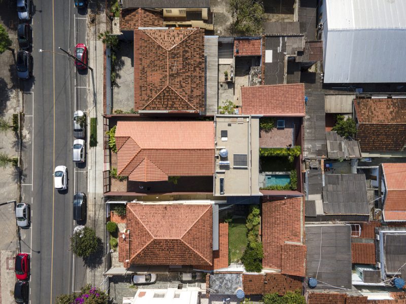 Vista superior da edificação, podendo-se notar a divisão entre a casa nova e a antiga