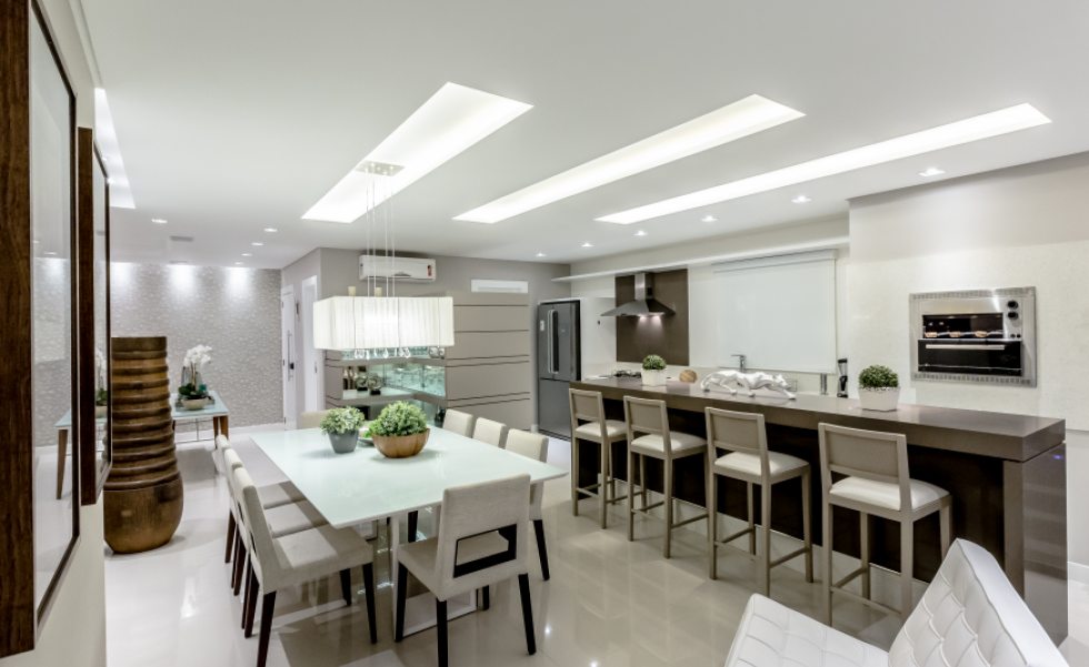 Área social integrada com cozinha e churrasqueira, o ambiente conta com decoração da M. Decor Área social integrada com cozinha e churrasqueira, o ambiente conta com decoração da M. Decor