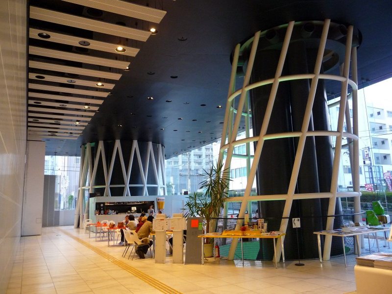 Tubos estruturais substituem colunas tradicionais e possibilitam novos fluxos espaciais.