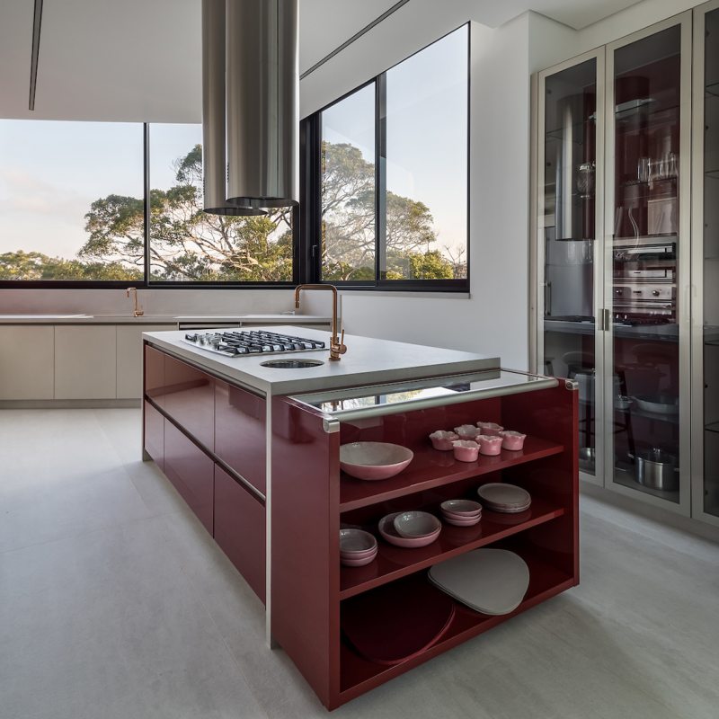 Na cozinha, foram incorporadas as linhas Stripe, Wall System, Orchis e a sofisticada Vanity Island, que se destaca por seus acabamentos refinados, como bordas arredondadas e ponteiras metálicas