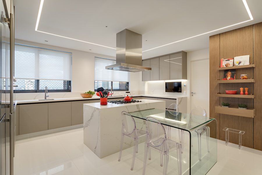 Na iluminação da cozinha, o desenho formado pelo LED percorre o perímetro do forro