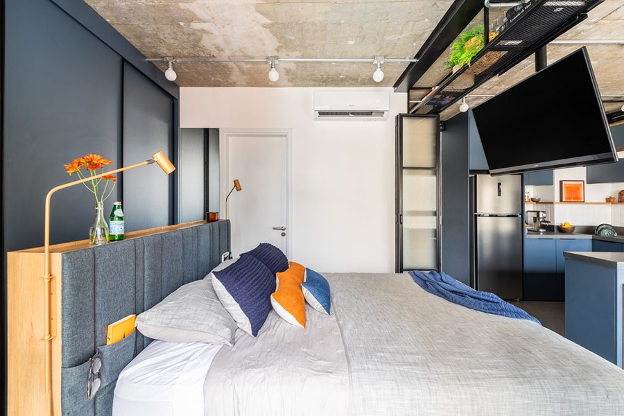 No dormitório do studio, a arquiteta conseguiu colocar uma cama queen, sem comprometer a circulação no ambiente