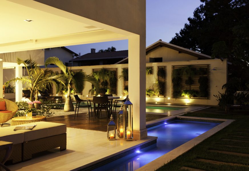 LEDs internos e no entorno realçam a sua beleza da piscina em São Paulo. Projeto: Infinity Spaces Arquitetura e Interiores. Foto: Dotta Photo