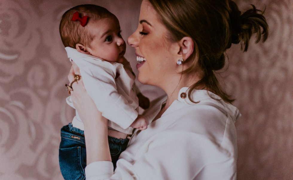 A empresária Mariana Gaião, proprietária da StilHaus, posa com a pequena Olivia. Foto: Mana Gollo A empresária Mariana Gaião, proprietária da StilHaus, posa com a pequena Olivia. Foto: Mana Gollo