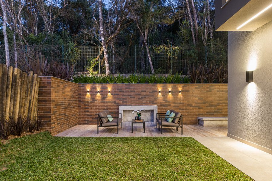 No jardim, a iluminação natural realça a vegetação, as cores e as texturas, proporcionando um ambiente acolhedor