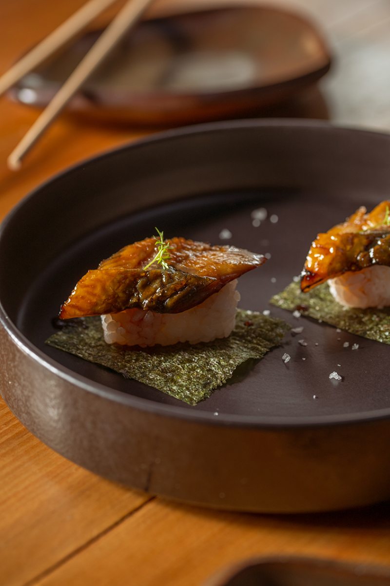 Unagui Kabayaki: uma enguia de água doce laqueada com teriyaki artesanal finalizada com sal maldon. Foto Jennifer França