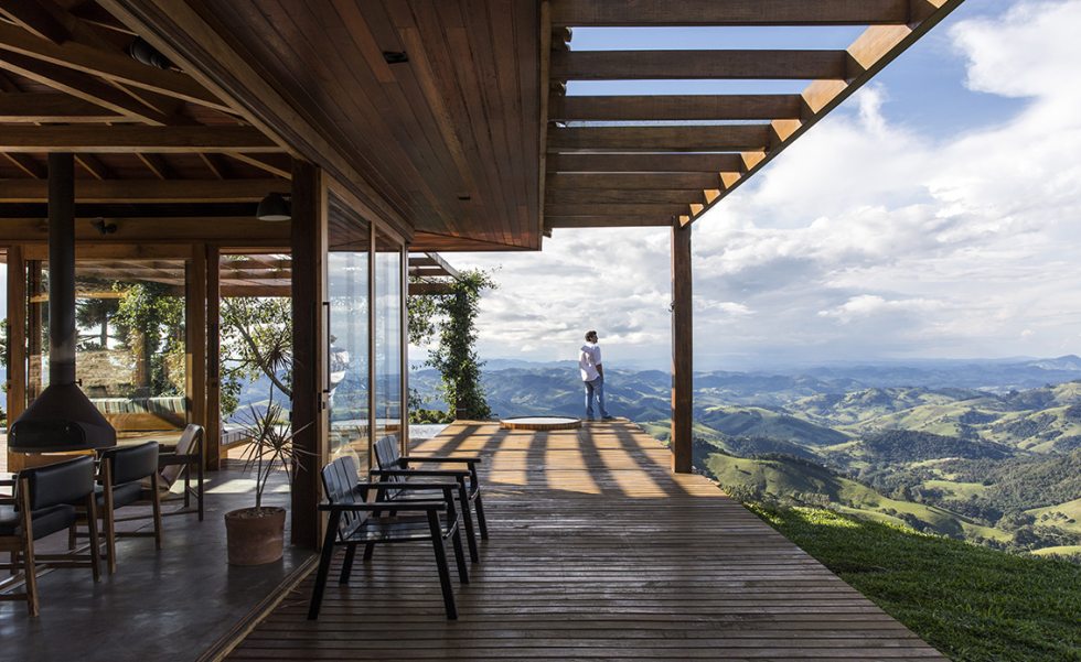 Os materiais naturais, presentes em toda a estrutura da casa, inclusive na composição do telhado aparente, são estrelas do projeto 