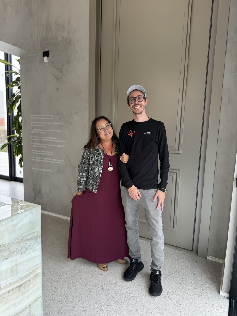 A arquiteta Andrea Sano e Felipe