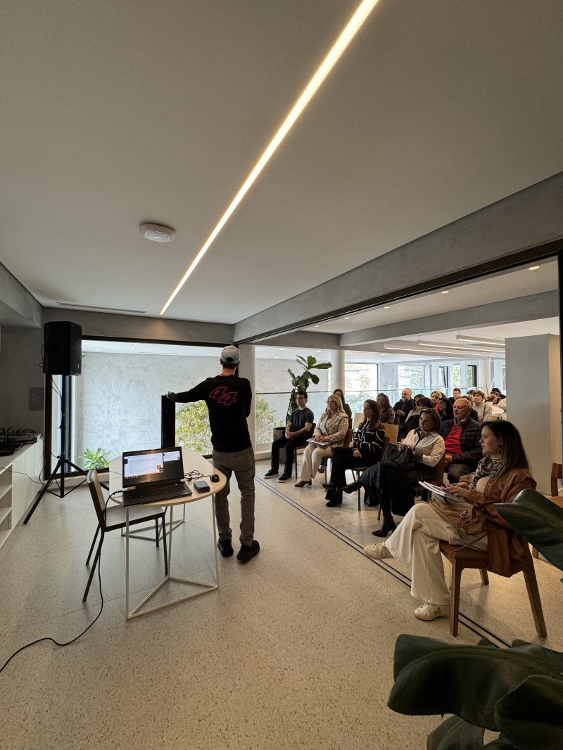 Arquitetos e designers presentes no evento realizado na sede da Qualitá em Curitiba, com o CEO da Projetta