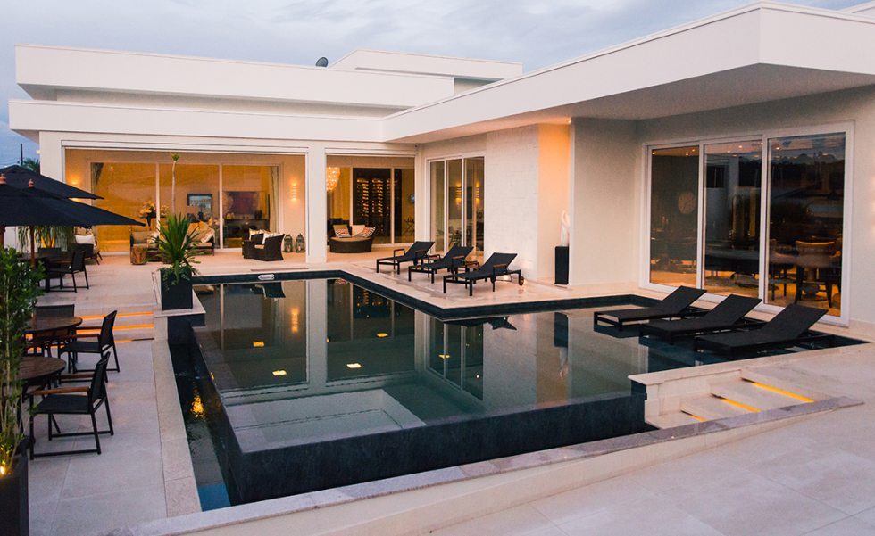 A casa da família traz como ponto principal o espaço gourmet com acesso à piscina Desjoyaux em dois níveis: prainha com espreguiçadeiras e área mais profunda, com 1,40m de altura A casa da família traz como ponto principal o espaço gourmet com acesso à piscina Desjoyaux em dois níveis: prainha com espreguiçadeiras e área mais profunda, com 1,40m de altura