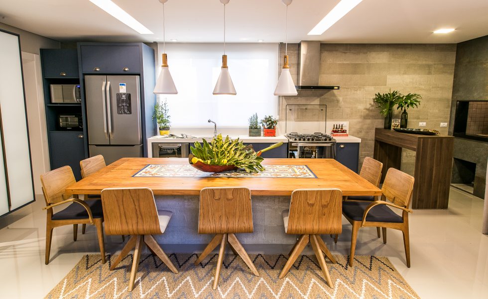 Na lateral da cozinha, a bancada móvel da churrasqueira foi solicitada especialmente pelo marido para curtir com os amigos. A cristaleira com portas de vidro branco extraclear para a louçaria Na lateral da cozinha, a bancada móvel da churrasqueira foi solicitada especialmente pelo marido para curtir com os amigos. A cristaleira com portas de vidro branco extraclear para a louçaria