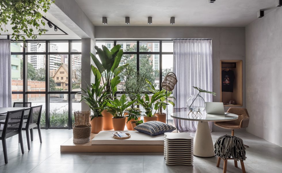 Projetado pelos arquitetos Maria Alice Crippa e Gustavo Assis, o Loft on Life REVEEV valoriza a iluminação natural trazendo amplitude e um ar moderno ao espaço. Crédito da foto: Eduardo Macarios. Projetado pelos arquitetos Maria Alice Crippa e Gustavo Assis, o Loft on Life REVEEV valoriza a iluminação natural trazendo amplitude e um ar moderno ao espaço. Crédito da foto: Eduardo Macarios.