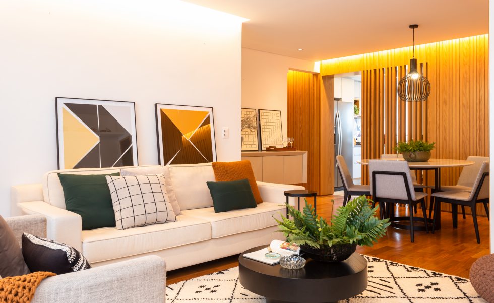Nesse projeto assinado pelo Studio Tan-Gram o verde, presente nas plantinhas da sala de estar e jantar, dá o match perfeito com os tons de verde esmeralda e cobre das almofadas, eleitas para compor o sofá em tom neutro. Para complementar a composição, a peça com estampa quadriculada harmoniza com o tapete e sofá. | Fotos: Estúdio São Paulo Nesse projeto assinado pelo Studio Tan-Gram o verde, presente nas plantinhas da sala de estar e jantar, dá o match perfeito com os tons de verde esmeralda e cobre das almofadas, eleitas para compor o sofá em tom neutro. Para complementar a composição, a peça com estampa quadriculada harmoniza com o tapete e sofá. | Fotos: Estúdio São Paulo