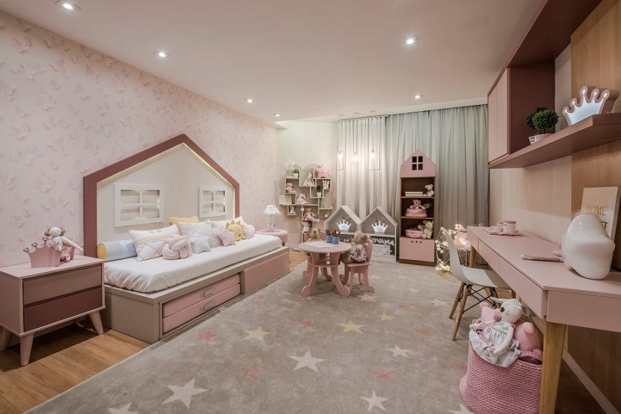 O projeto aposta em um conjunto completo para o dia a dia da criança, com cama, mesa, escrivaninha e nichos dispostos de forma funcional. A marcenaria em formas de casinha e a paleta suave reforçam o clima infantil, sem comprometer a organização e a praticidade. Projeto Bonet Arquitetura | Foto Marcelo Stammer.
