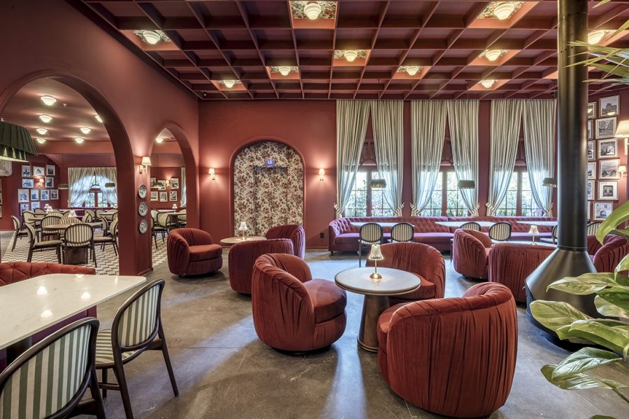 Café La Fleur — Altera Arquitetura e Interiores: arcos marcam janelas e estantes, criando atmosfera clássica.