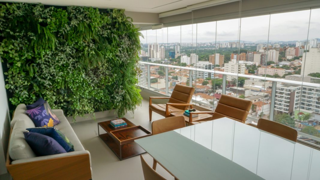 Se houver equipamentos a gás, é obrigatório manter ventilação permanente para garantir segurança. Projeto: Freijó Arquitetura | Foto: Patricia Castilho.