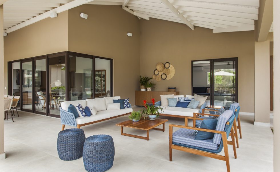 A composição aconchegante do fendi e do azul conduz ao relaxamento e descanso nas poltronas e nos sofás dessa varanda de estar coberta. Ideal para descontrair, seja lendo um livro ou curtindo um momento em família | Projeto: Korman Arquitetos | Fotos: Eduardo Pozella A composição aconchegante do fendi e do azul conduz ao relaxamento e descanso nas poltronas e nos sofás dessa varanda de estar coberta. Ideal para descontrair, seja lendo um livro ou curtindo um momento em família | Projeto: Korman Arquitetos | Fotos: Eduardo Pozella