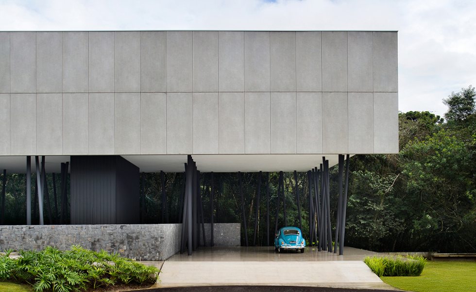 Dividida em três pavimentos ? subsolo, térreo com garagem (foto) e pavimento superior - a Tree House, ou ?Casa na Árvore?, como apelidada pelo arquiteto, é inspirada nas obras de lina Bo Bardi e Rem Koolhaas Dividida em três pavimentos ? subsolo, térreo com garagem (foto) e pavimento superior - a Tree House, ou ?Casa na Árvore?, como apelidada pelo arquiteto, é inspirada nas obras de lina Bo Bardi e Rem Koolhaas