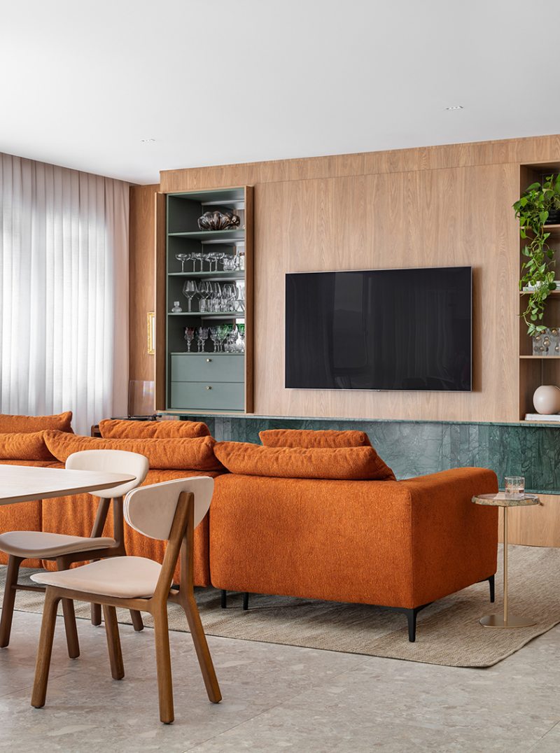 Sofá para apartamento compacto: boa proporção entre estar e jantar. Sofá leve, com encosto médio, respeita a circulação. Projeto Natan Hostins Design | Foto Ver.so Duo
