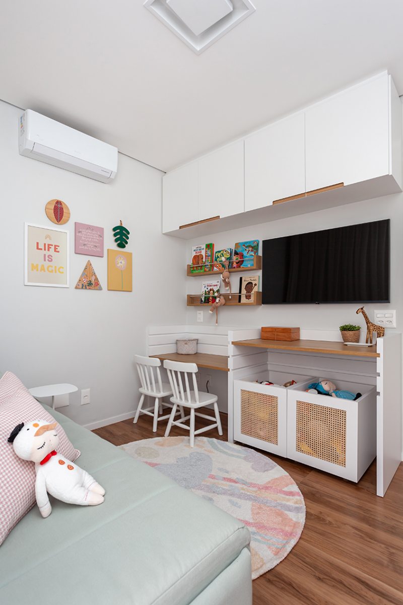 A integração entre cama e espaço de leitura cria uma atmosfera lúdica, ideal para desenvolver o hábito da leitura desde cedo. Projeto Thaís Monfré Arquitetura | Foto Sof Minatel.