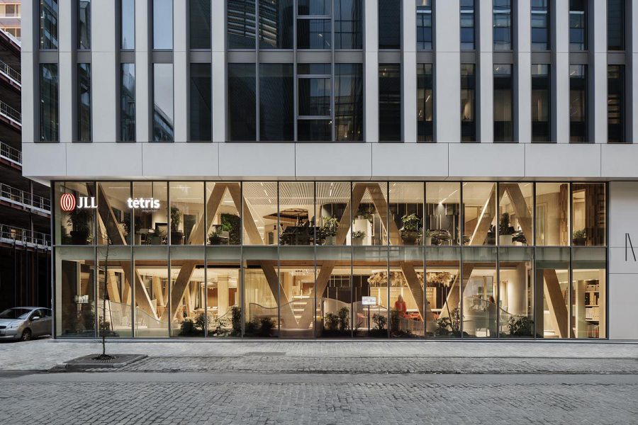 Vista ao nível da rua a sede da JLL, com mais de 800 m², tem espaços de colaboração inspirados em parques urbanos, com áreas de trabalho mais silenciosas no andar superior.