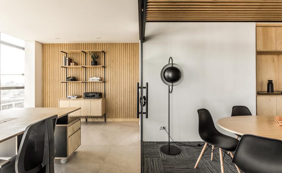 Escritório em Curitiba vira showroom de madeira | Casa Sul