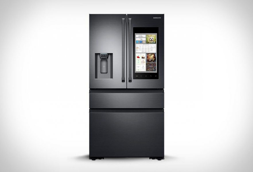 Com monitor integrado, a Samsung Family Hub permite criar listas de compras digitais, acessar receitas, ouvir música e até checar os alimentos sem abrir a porta, tudo integrado ao ecossistema smart da marca.