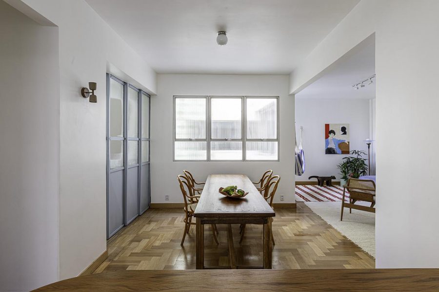 O mesmo recurso se repete nas janelas que dão para a vista externa, dispensando o uso de cortinas e persianas.