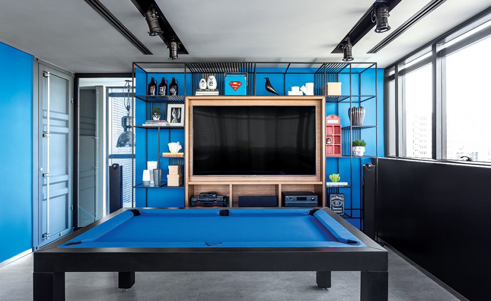 Todo o apartamento recebeu sistema de automação Savant (Euro Audio) de fácil utilização. As cores fortes e o aspecto industrial marcam presença no projeto Todo o apartamento recebeu sistema de automação Savant (Euro Audio) de fácil utilização. As cores fortes e o aspecto industrial marcam presença no projeto