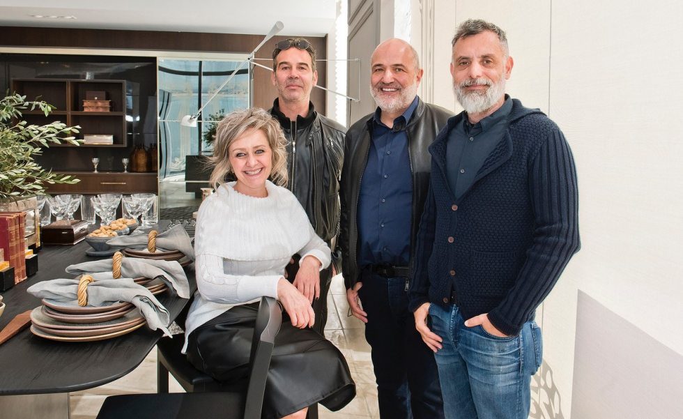 da esquerda para direita, a sócia-proprietária da Florense Carlos de Carvalho, Leandra Calcagnotto, o designer Marcos Soares, e os arquitetos Jayme Bernardo, e Maurício Pinheiro Lima da esquerda para direita, a sócia-proprietária da Florense Carlos de Carvalho, Leandra Calcagnotto, o designer Marcos Soares, e os arquitetos Jayme Bernardo, e Maurício Pinheiro Lima