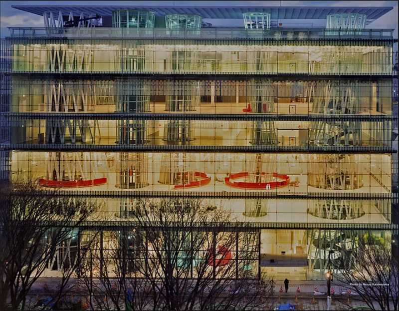 O edifício é um marco de inovação e espaço público democrático em Sendai.