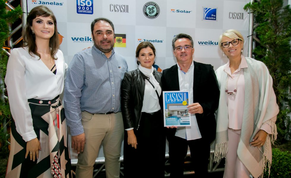 A publisher da CASASUL, Julia Ribeiro de Campos, Marcos Matos, da Weiku, os arquitetos Luciana Patrão e Sérgio Valliatti Jr e a diretora da CASASUL, Rosicler Ribeiro de Campos