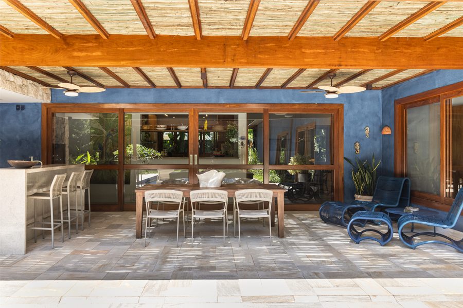Integração total: Cozinha, sala, varanda e área gourmet se conectam, criando um fluxo contínuo entre interior e exterior.