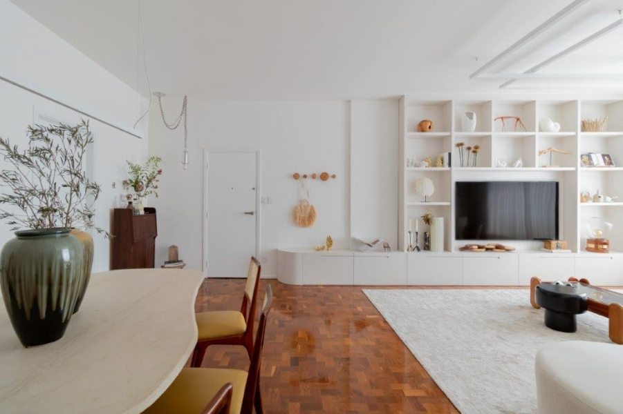 Tudo branco: a marcenaria e paredes s&atilde;o pano de fundo para o piso de madeira. Projeto: Fernanda Olinto