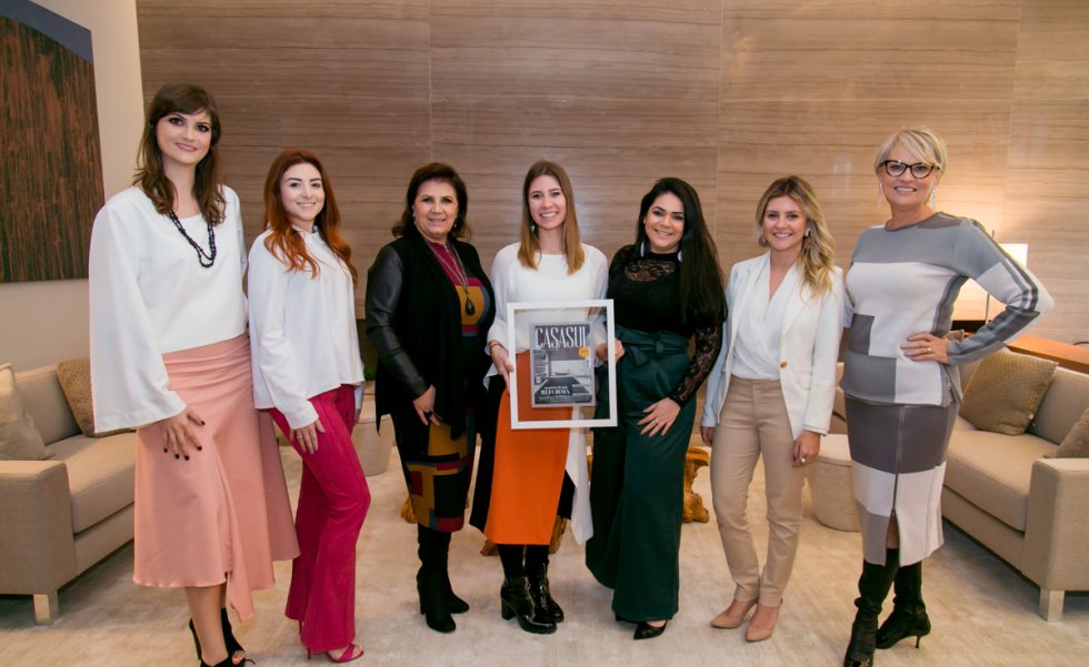 A arquiteta Talita Nogueira, com sua equipe, que assinam a capa desta edição, junto com a equipe da Revista Casa Sul