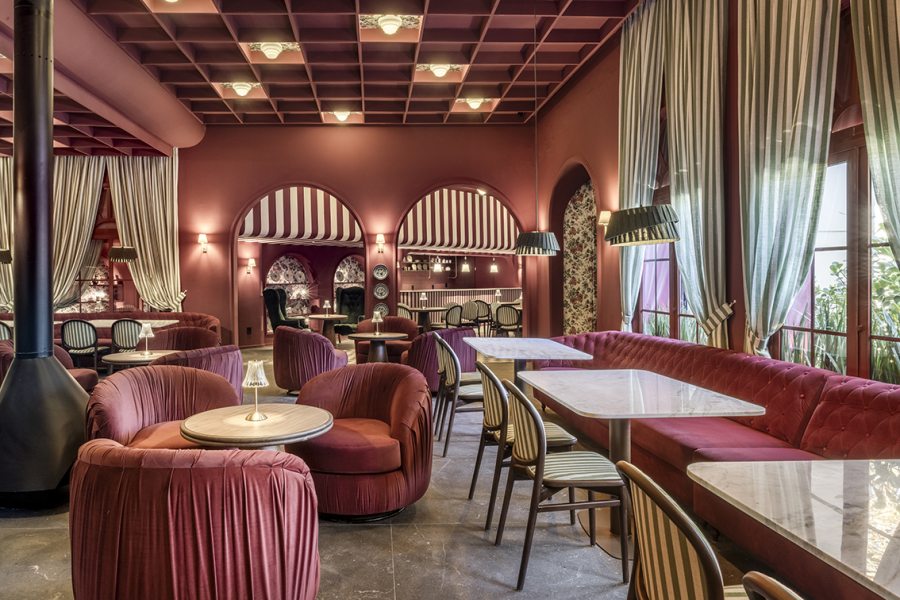 Café La Fleur — Altera Arquitetura e Interiores: referências parisienses com listras verde e creme em cadeiras e cortinas, em contraste com veludos e florais.