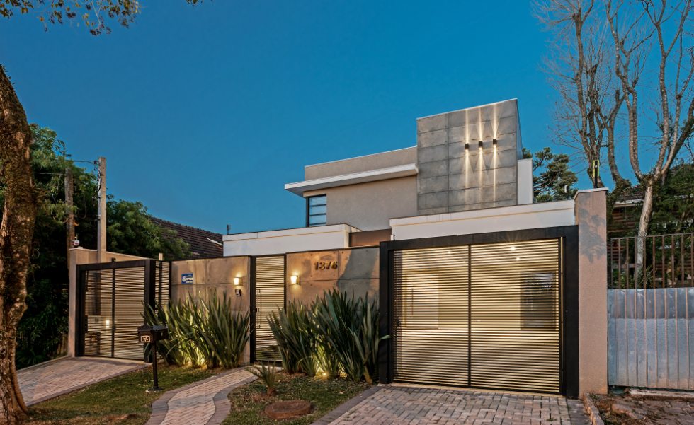 Com arquitetura moderna, a fachada recebeu placas cimentícias que imitam concreto aparente Palazzo da Impermix, esquadrias pretas de alumínio e pé-direito alto que valoriza o todo.