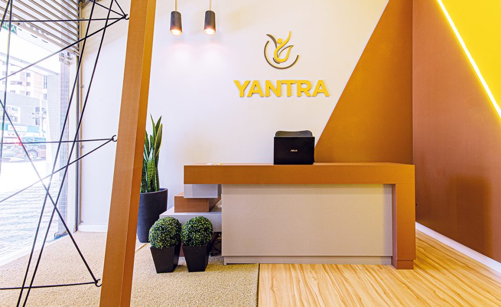 Na recepção, o décor é finalizado por pendentes e vasos com plantas naturais Na recepção, o décor é finalizado por pendentes e vasos com plantas naturais